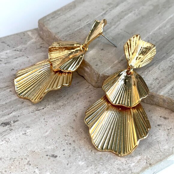 NEW~ Anthropologie Shashi Petals Gold Dangle Earrings - Picture 3 of 9